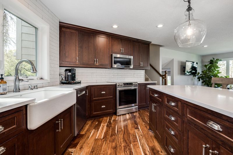 141 Hunters Glen Rd, Wayzata, MN 55391