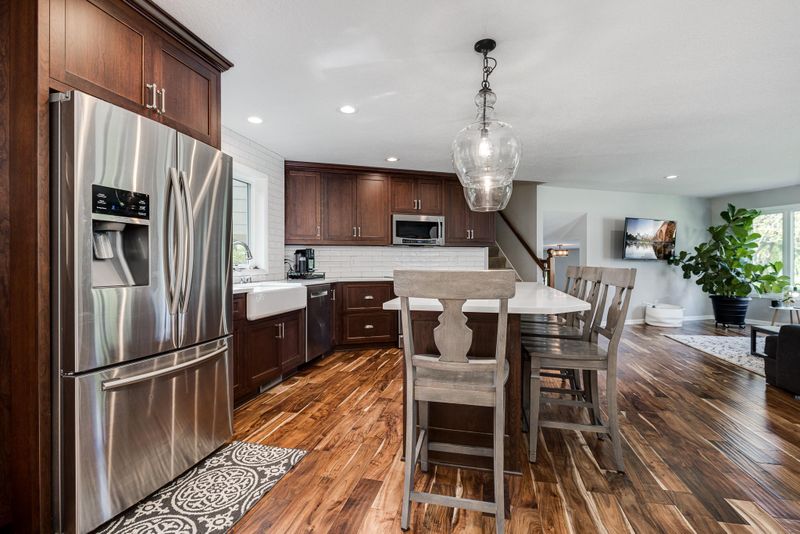141 Hunters Glen Rd, Wayzata, MN 55391