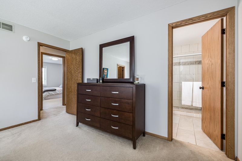141 Hunters Glen Rd, Wayzata, MN 55391