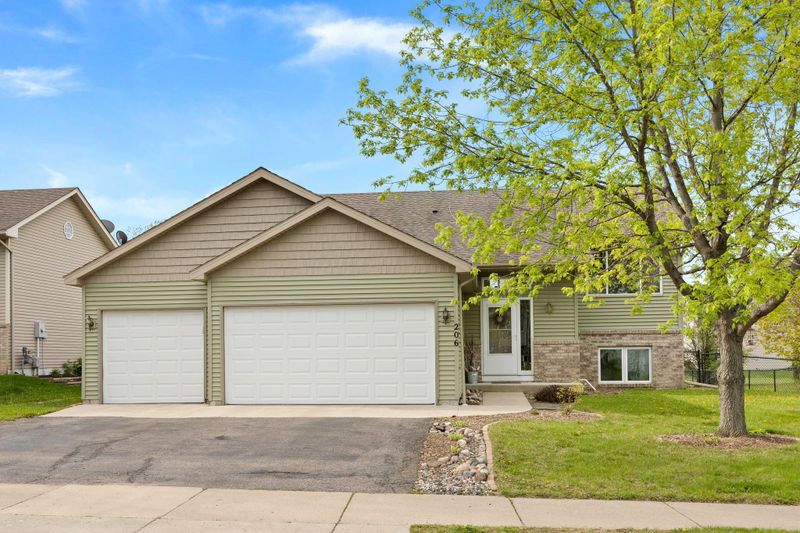 206 Crystal Ln, Montrose, MN 55363