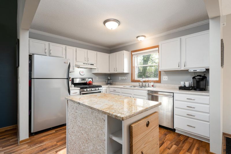 3897 Hale Ave N, Oakdale, MN 55128