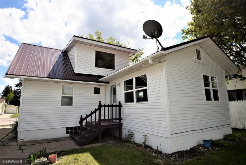 703 3rd St NE, Roseau, MN 56751