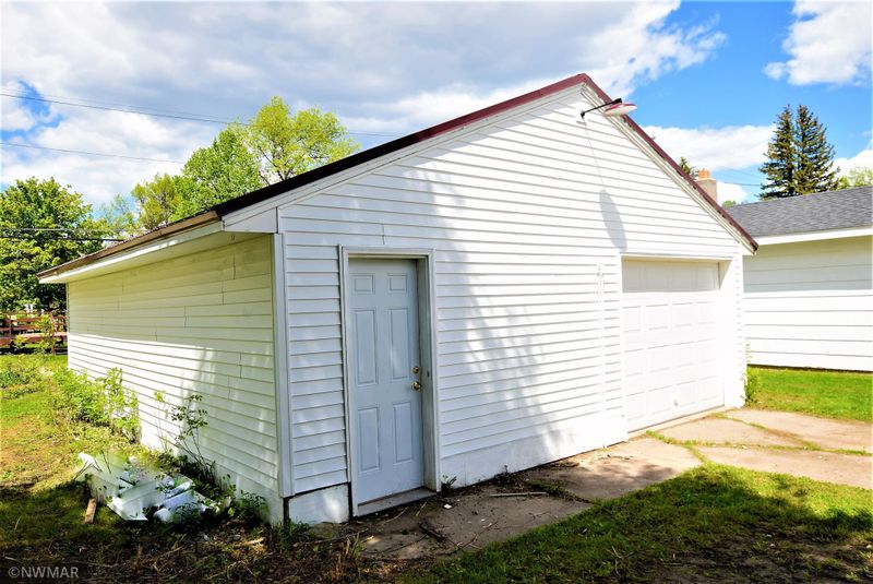 703 3rd St NE, Roseau, MN 56751