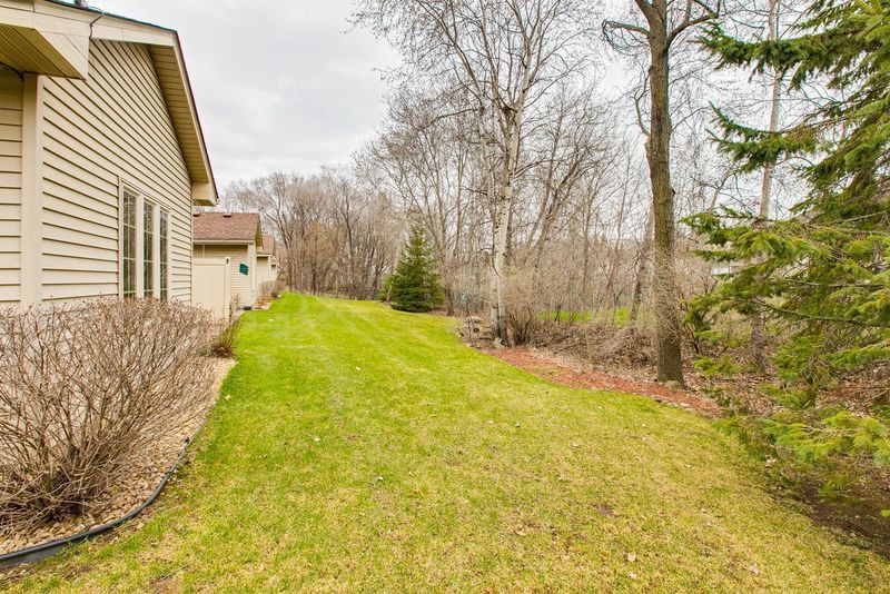 360 Summer Ln, Maplewood, MN 55117