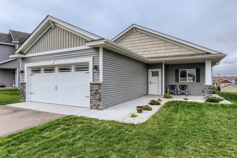905 Moline Loop NW, Isanti, MN 55040
