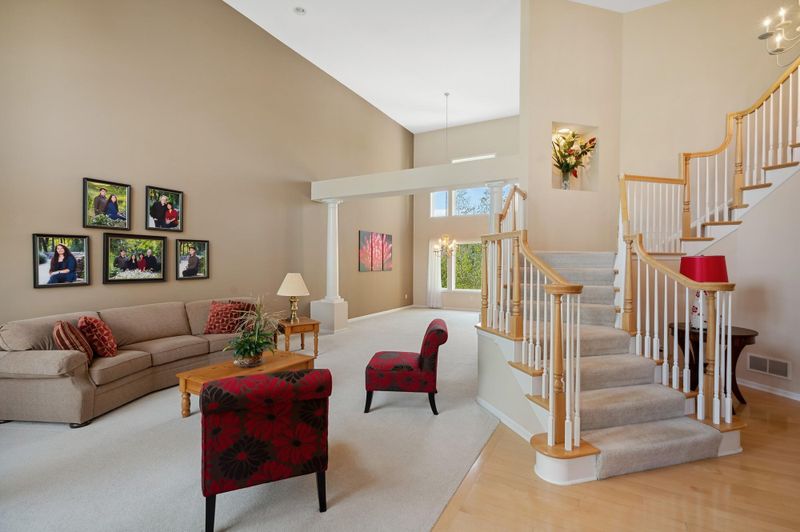 9648 Jonathan Ln, Eden Prairie, MN 55347