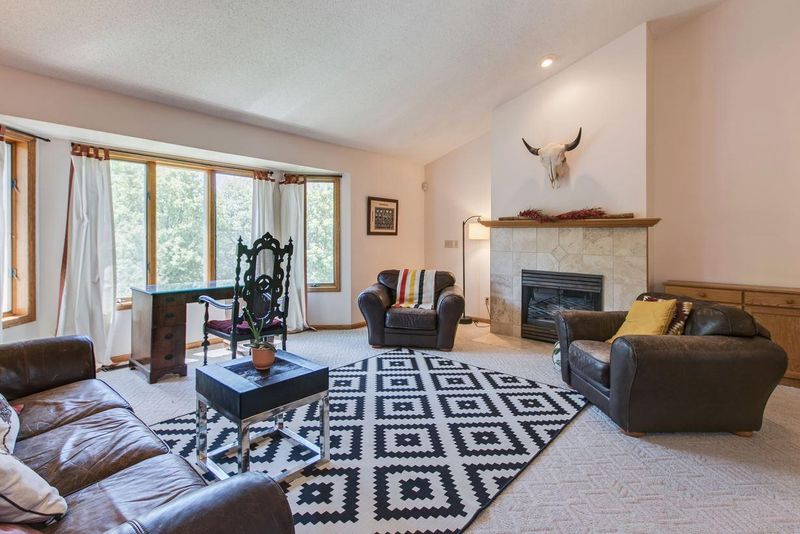 2542 Southcrest Ave E, Maplewood, MN 55119