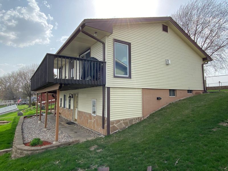 19255 400th St, Le Center, MN 56057