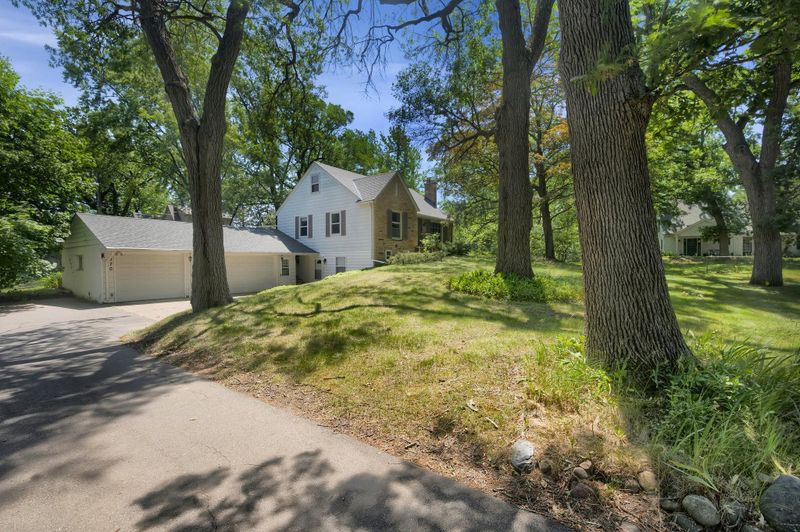 170 Kenwood Dr E, Maplewood, MN 55117
