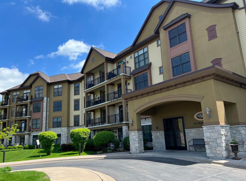 1320 Riverside Ln #302, Mendota Heights, MN 55118