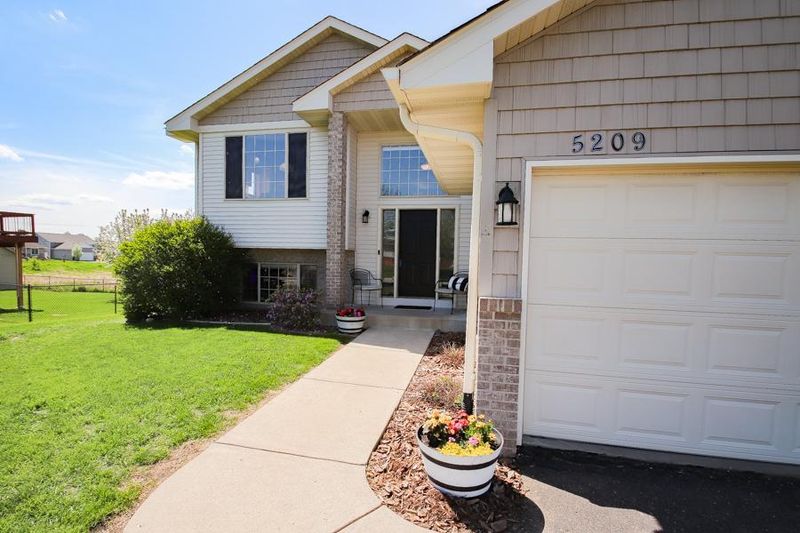 5209 Kalenda Ct NE, Saint Michael, MN 55301