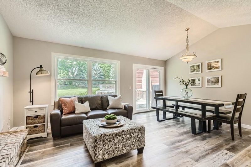150 Cascade Ct, Chanhassen, MN 55317