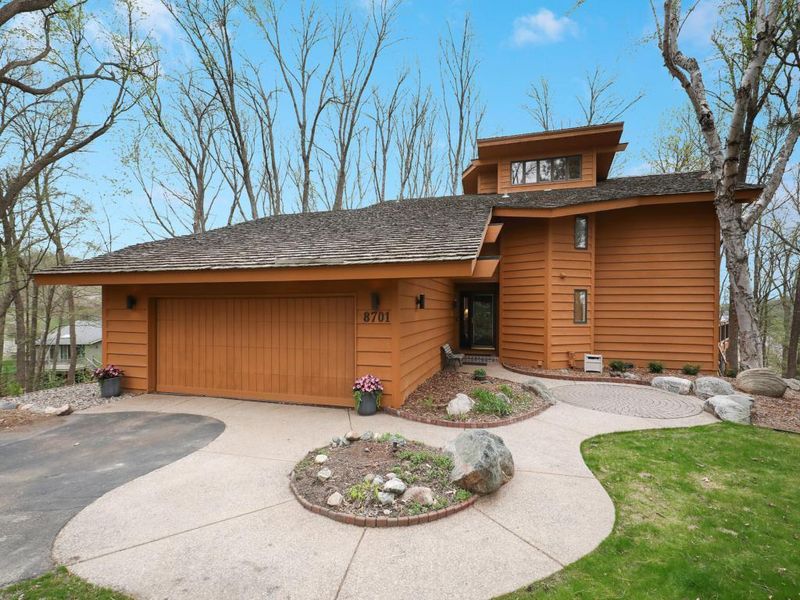 8701 Bentwood Dr, Eden Prairie, MN 55344