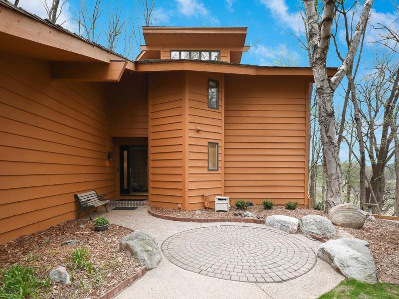 8701 Bentwood Dr, Eden Prairie, MN 55344