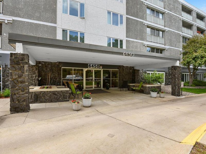 6450 York Ave S #215, Edina, MN 55435