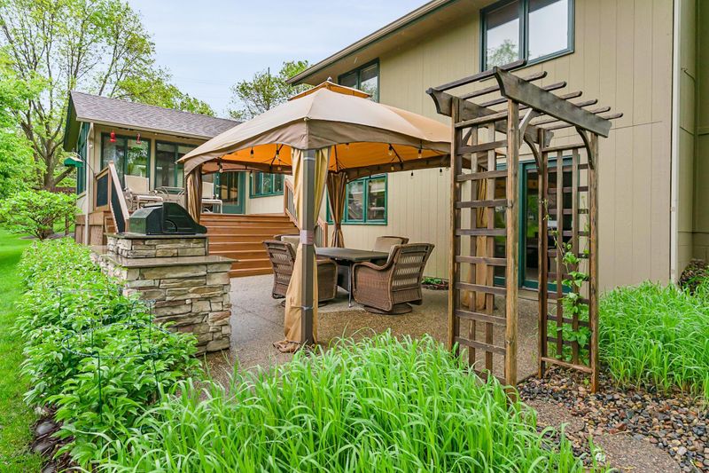 15008 Sunrise Ln, Burnsville, MN 55306