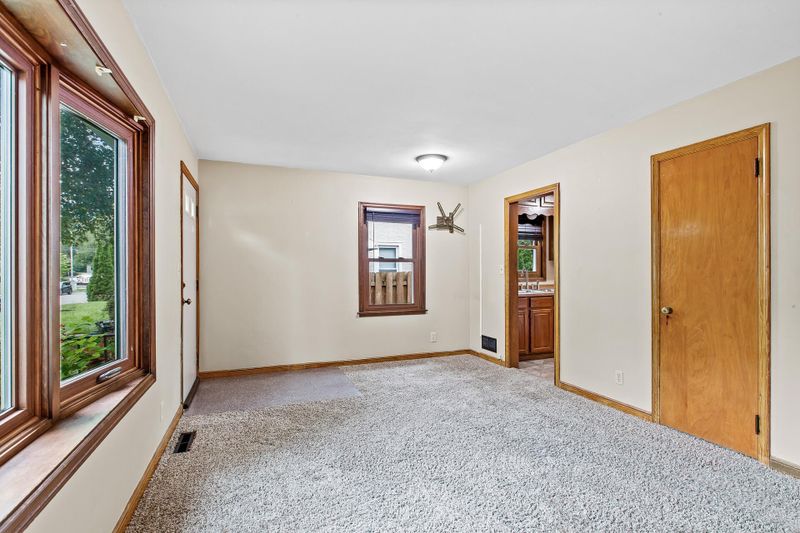 275 Hazelwood St, Saint Paul, MN 55106