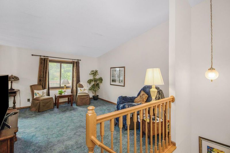 1085 Regency Dr, Woodbury, MN 55125
