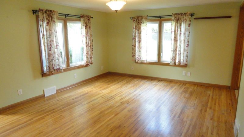 6336 Upper 48th St N, Oakdale, MN 55128