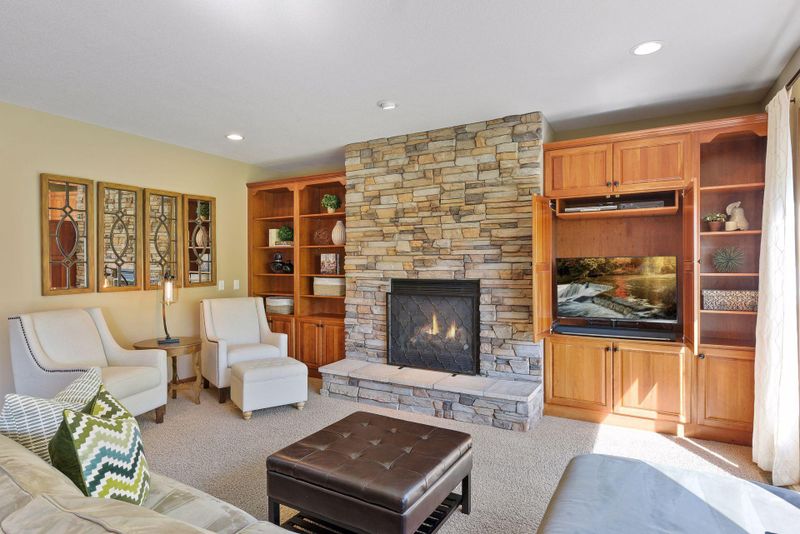 3183 Mulligan Ln, Chaska, MN 55318