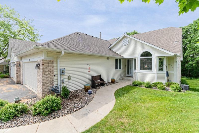 7153 Oak Pointe Curve, Bloomington, MN 55438