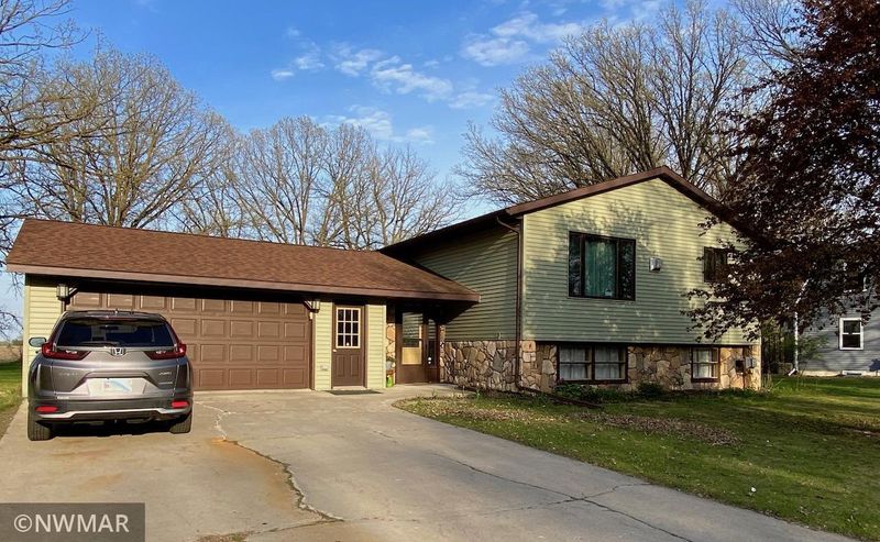 1823 Robin Hood Dr, Thief River Falls, MN 56701