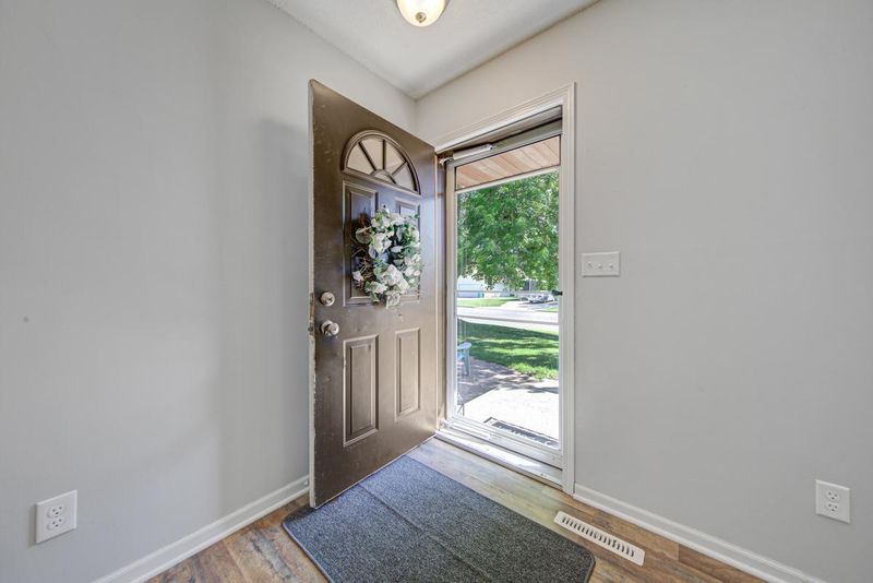 1920 La Casa Ln SE, Owatonna, MN 55060