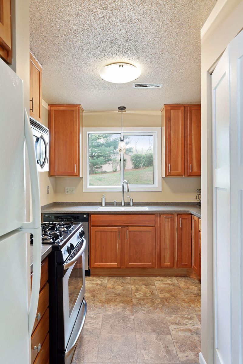 429 W Eagle Lake Dr, Maple Grove, MN 55369