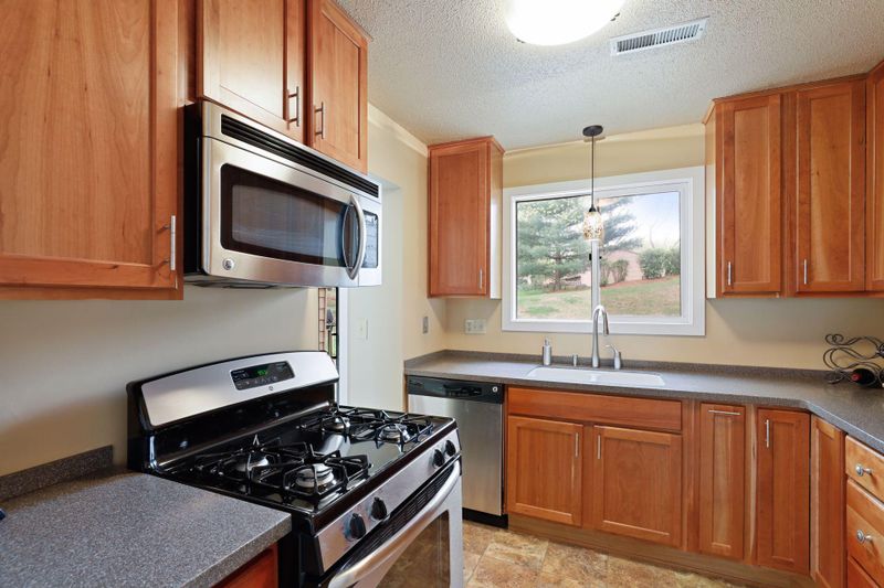429 W Eagle Lake Dr, Maple Grove, MN 55369