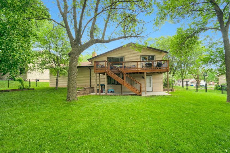 4671 Kingsbury Dr, Eagan, MN 55122