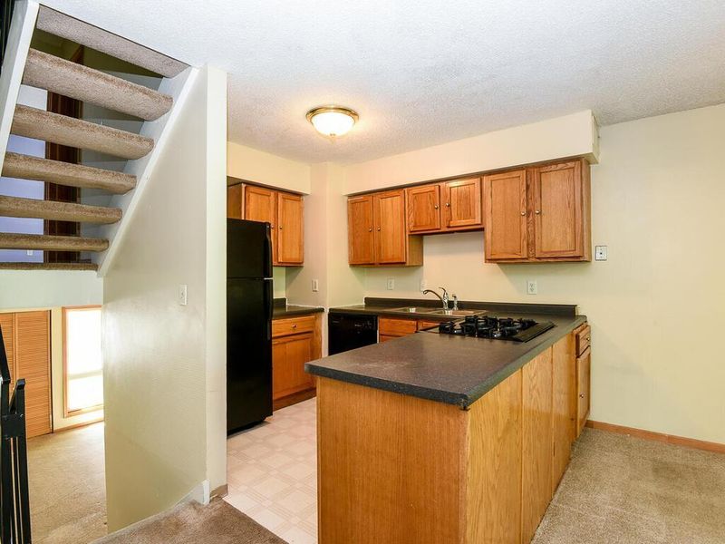 5588 Brookdale Dr N, Brooklyn Park, MN 55443