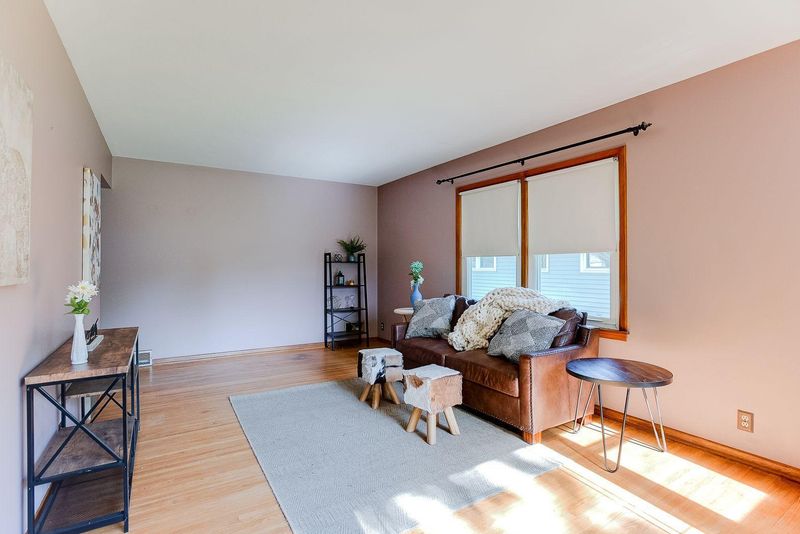 1035 Sumter Ave N, Golden Valley, MN 55427