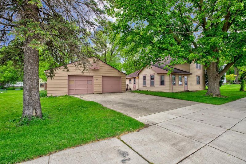 109 W 1st St S, Truman, MN 56088
