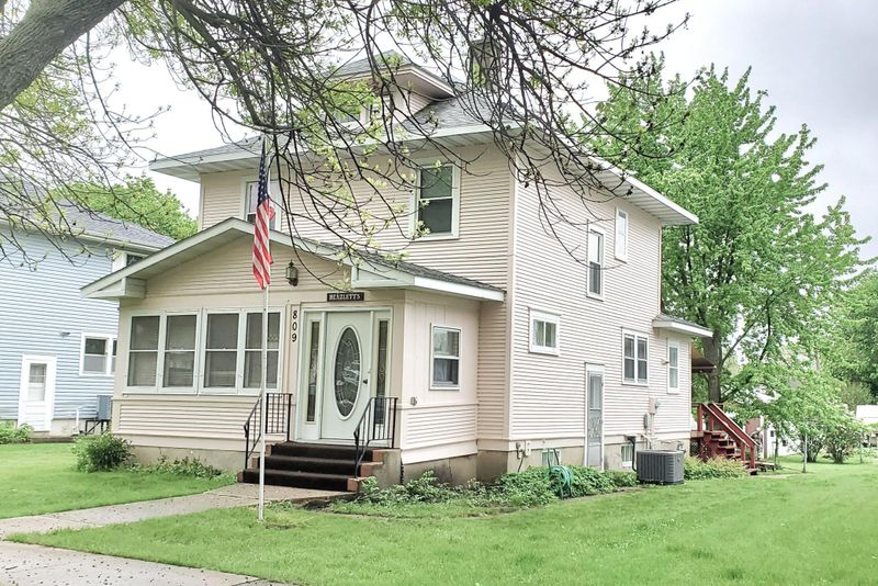 809 N Griffin St, Lakefield, MN 56150