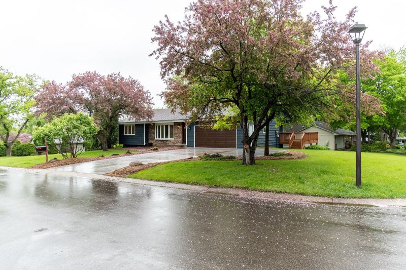 18811 Maple Leaf Dr, Eden Prairie, MN 55346