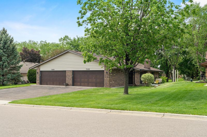 7102 Robinwood Trl, Woodbury, MN 55125