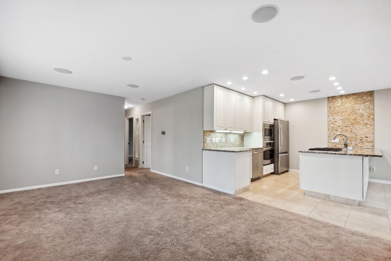 2046 Sloan St, Maplewood, MN 55117