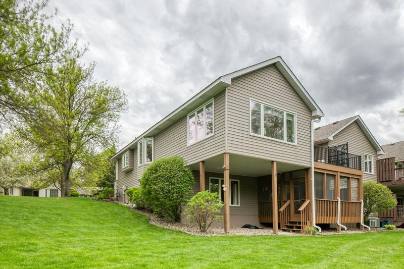 9972 Old Wagon Trl, Eden Prairie, MN 55347