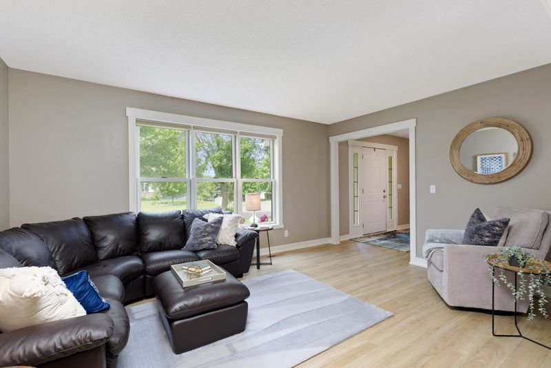 3703 Sunbury Dr, Woodbury, MN 55125