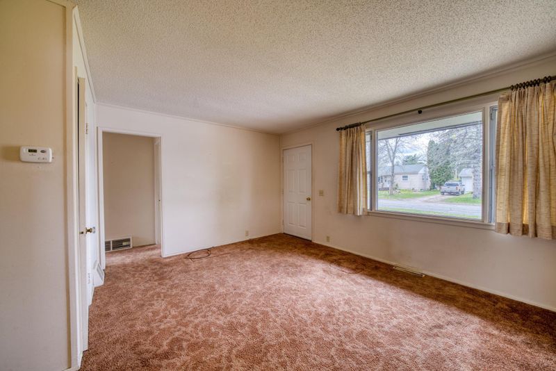 906 Clover Ln, Grand Rapids, MN 55744