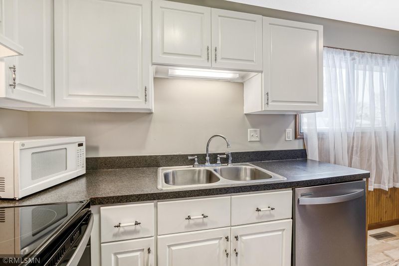 308 Shawnee Trl, Shakopee, MN 55379