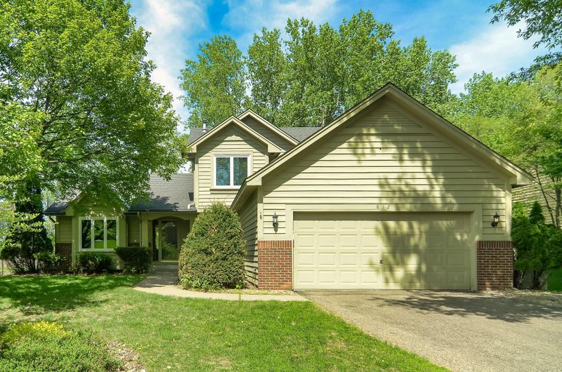 812 Oak Ridge Ct E, Burnsville, MN 55306