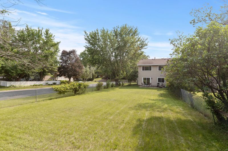 6745 Hallmark Dr, Eden Prairie, MN 55346