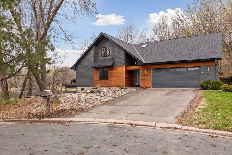 8532 Park Knoll Cir, Bloomington, MN 55438