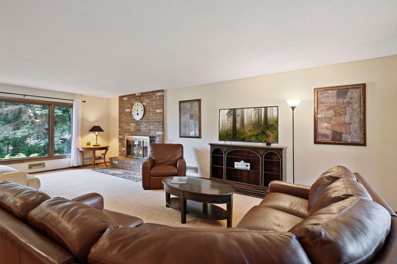 2720 Mesa Verde Ct, Burnsville, MN 55337