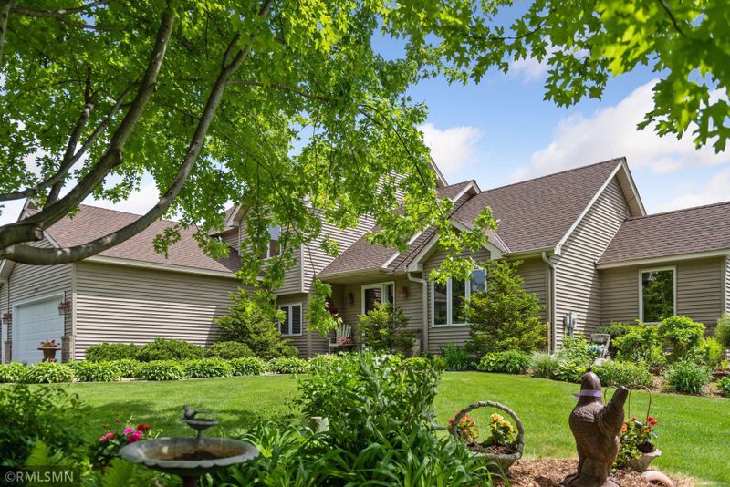 1105 Overlook Dr, Chaska, MN 55318