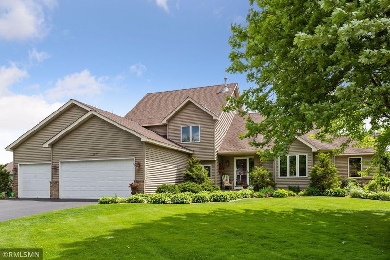 1105 Overlook Dr, Chaska, MN 55318