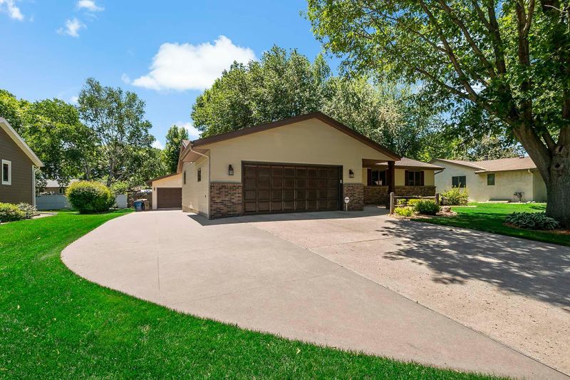 654 Hennes Ave, Shakopee, MN 55379