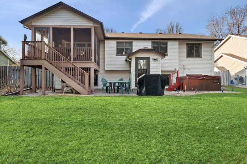 1992 Helena Ct, Oakdale, MN 55128