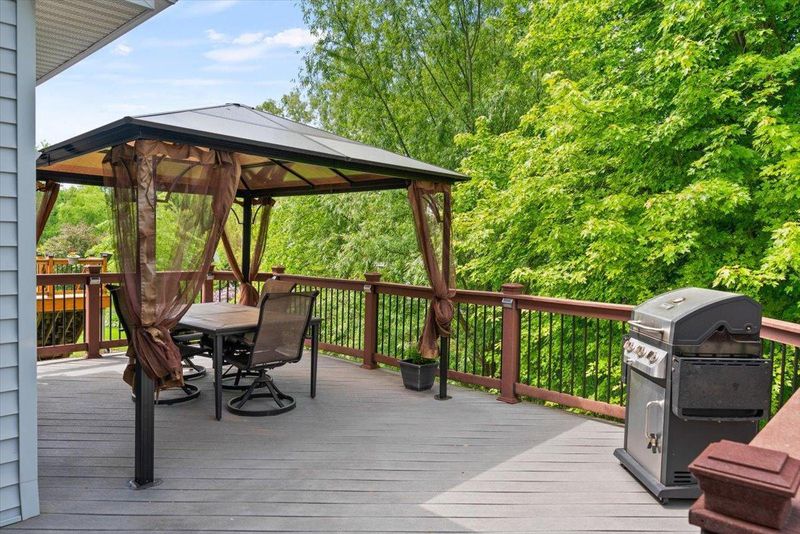 682 Riesgraf Rd, Carver, MN 55315